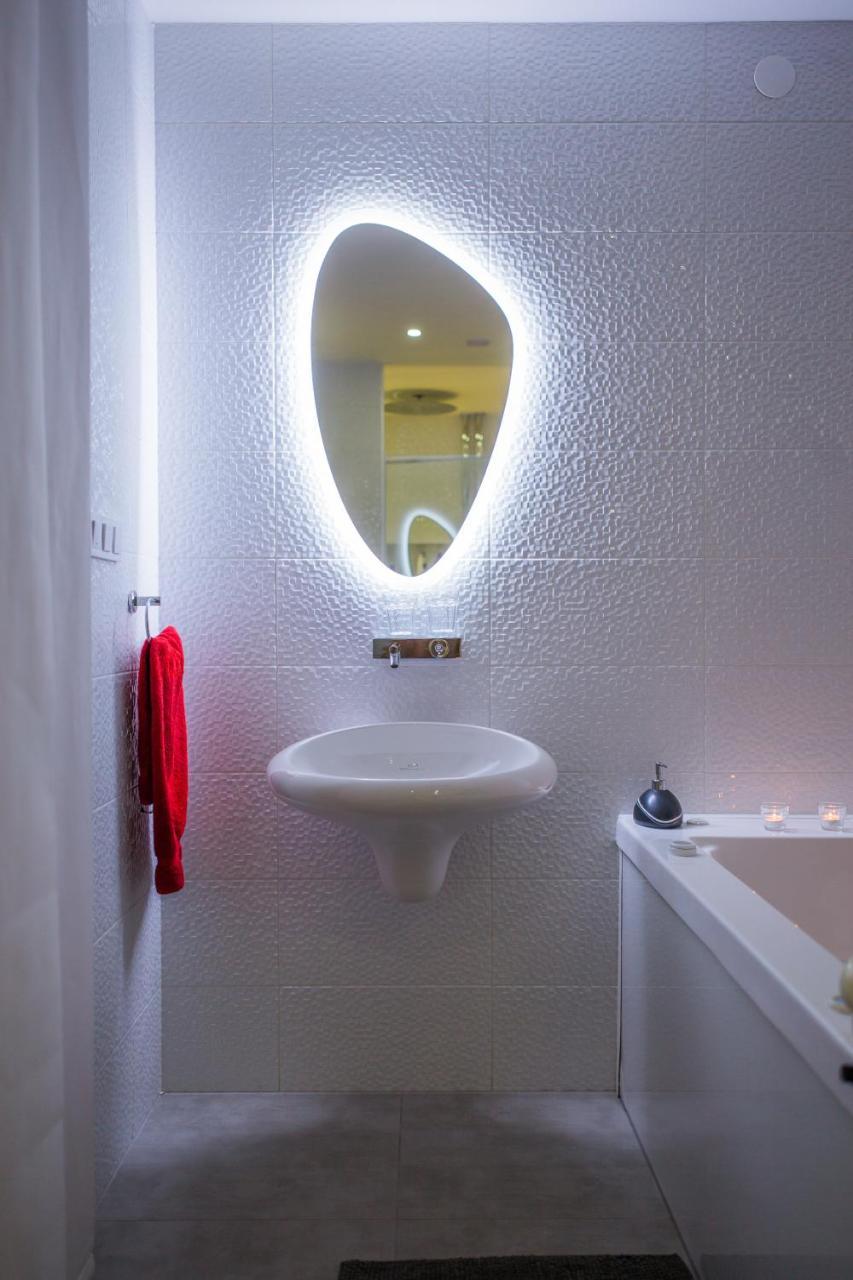 Apartment Plaza ----Wallbox 11Kw 16A ----- Private Spa- Jacuzzi, Infrared Sauna, Luxury Massage Chair, Parking, Entry With Pin 0 - 24H, Free Cancellation 24 Hours Before Check In Slavonski Brod Luaran gambar
