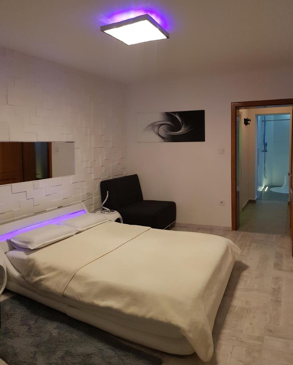 Apartment Plaza ----Wallbox 11Kw 16A ----- Private Spa- Jacuzzi, Infrared Sauna, Luxury Massage Chair, Parking, Entry With Pin 0 - 24H, Free Cancellation 24 Hours Before Check In Slavonski Brod Luaran gambar